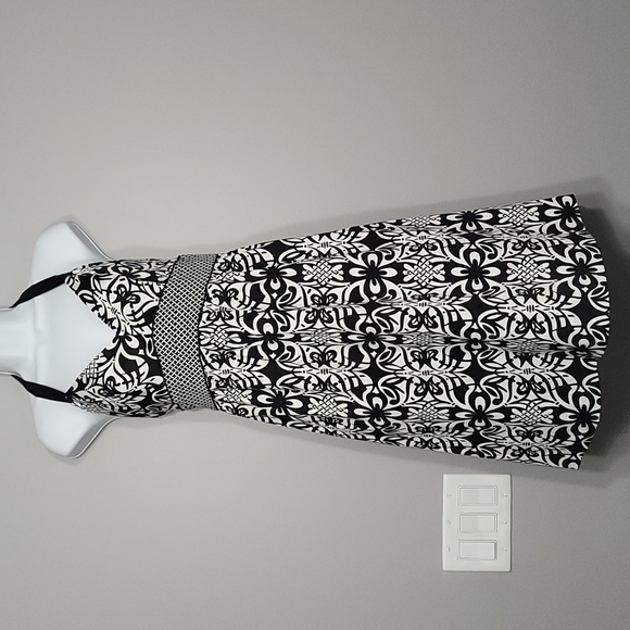 B&W Print Halter Dress V-Neckline - Picture 1 of 14